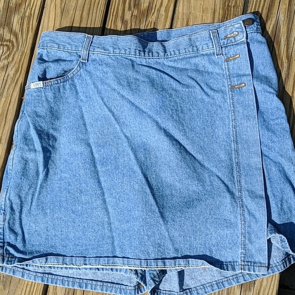 Lee Dresses & Skirts - Lee skort